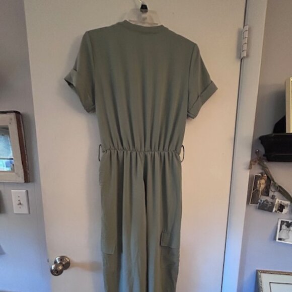 Short Sleeve jumper - two large leg pockets with belt loops - no belt included - Picture 2 of 4